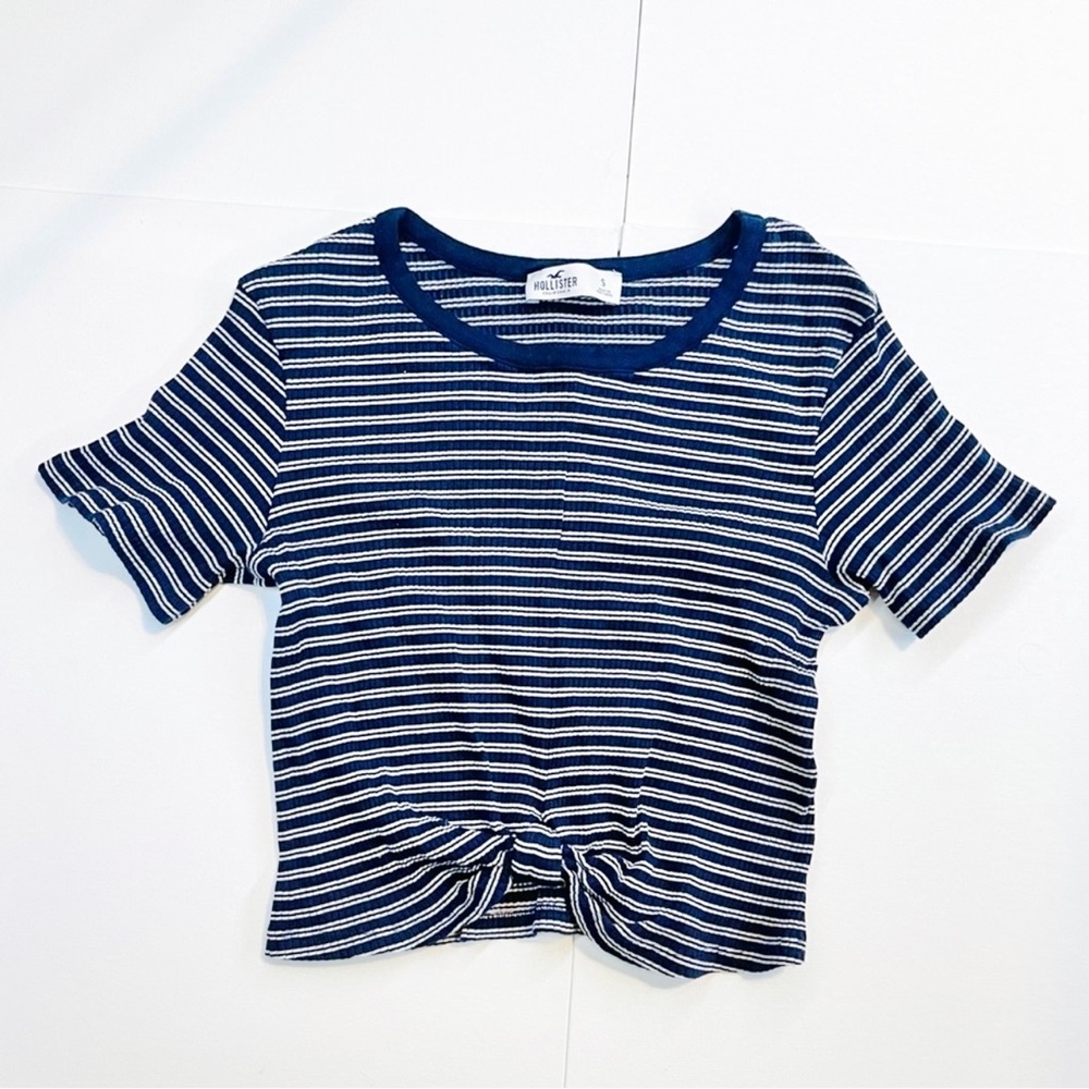 HOLLISTER — FRONT TIE STRIPED RIBBED CROP TOP, IN NAVY BLUE & WHITE, US SMALL